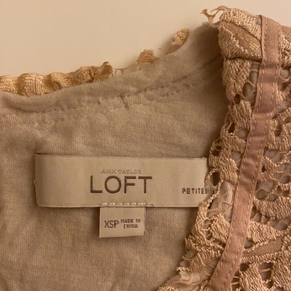 😊FREE😊W/ $35 Purchase - THE LOFT pink tank w/ a keyhole opening on the back - Picture 3 of 9